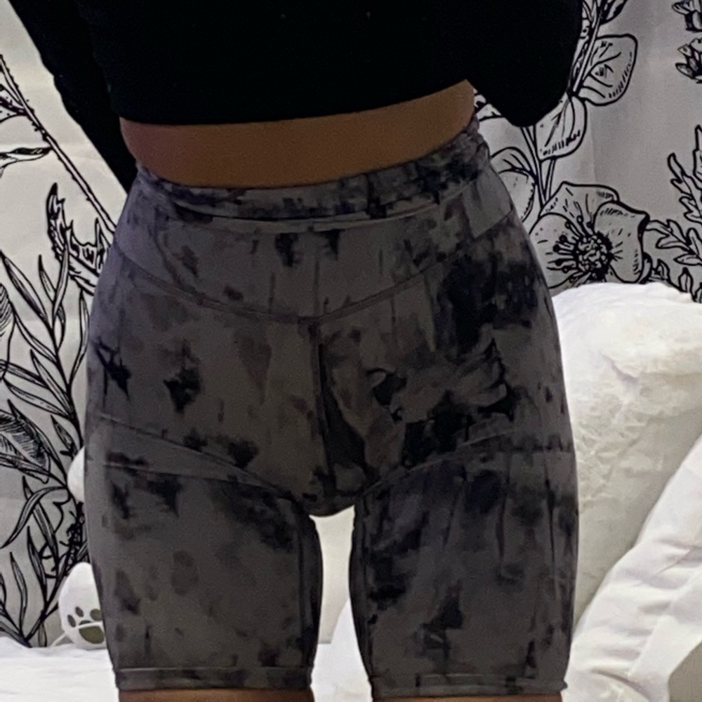 BRAND NEW LULULEMON BIKER SHORTS W/O TAG